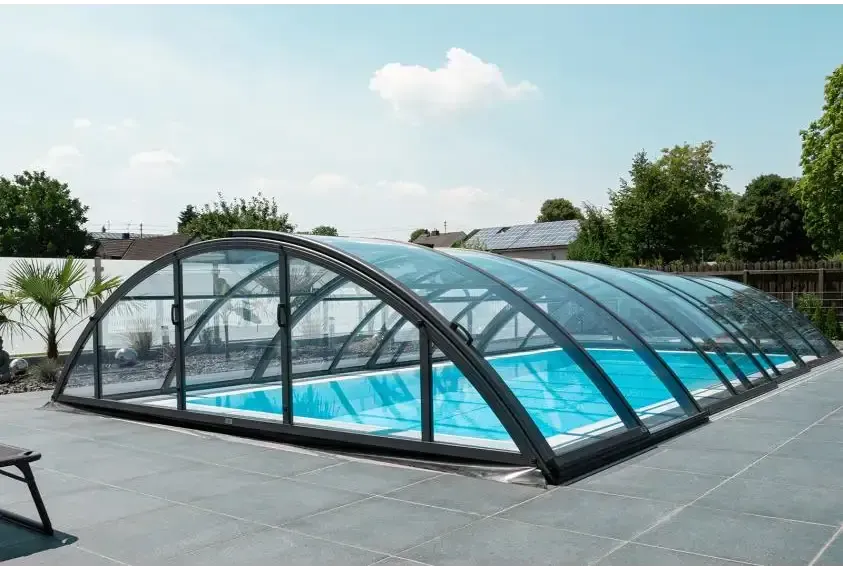Pooltak Klasik 3×4 med svart ram och blå pool under valvigt glaslock